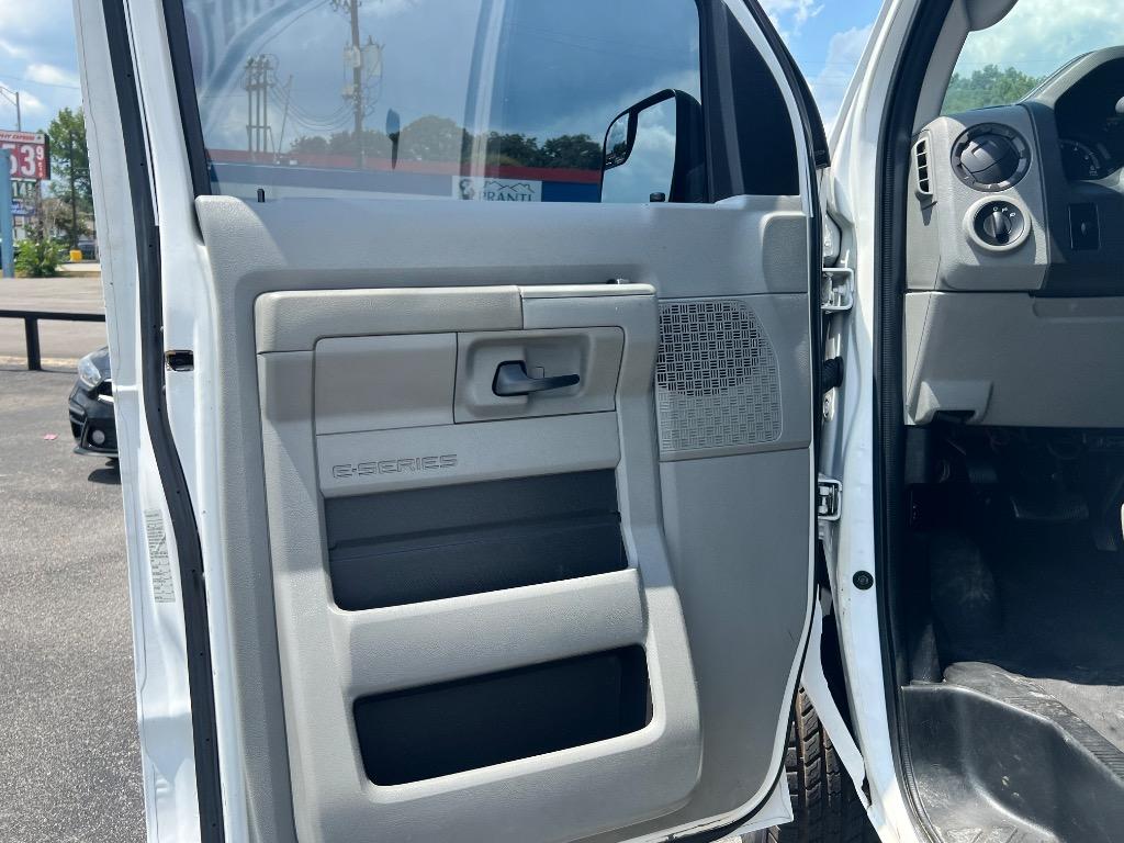 2010 Ford E-Series Econoline Van Commercial - Photo 17